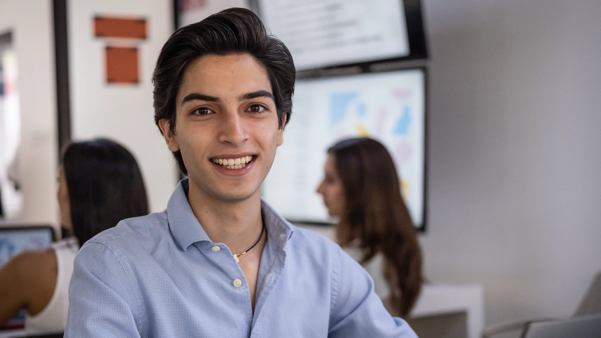 Estudiante en clase de finanzas desarrollando habilidades