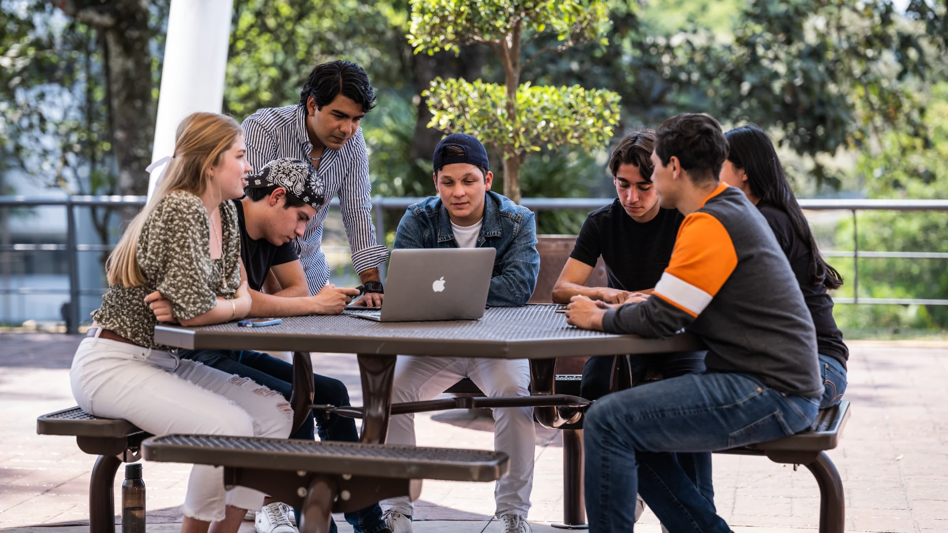 Estudiantes Anáhuac aplicando a prácticas profesionales en línea