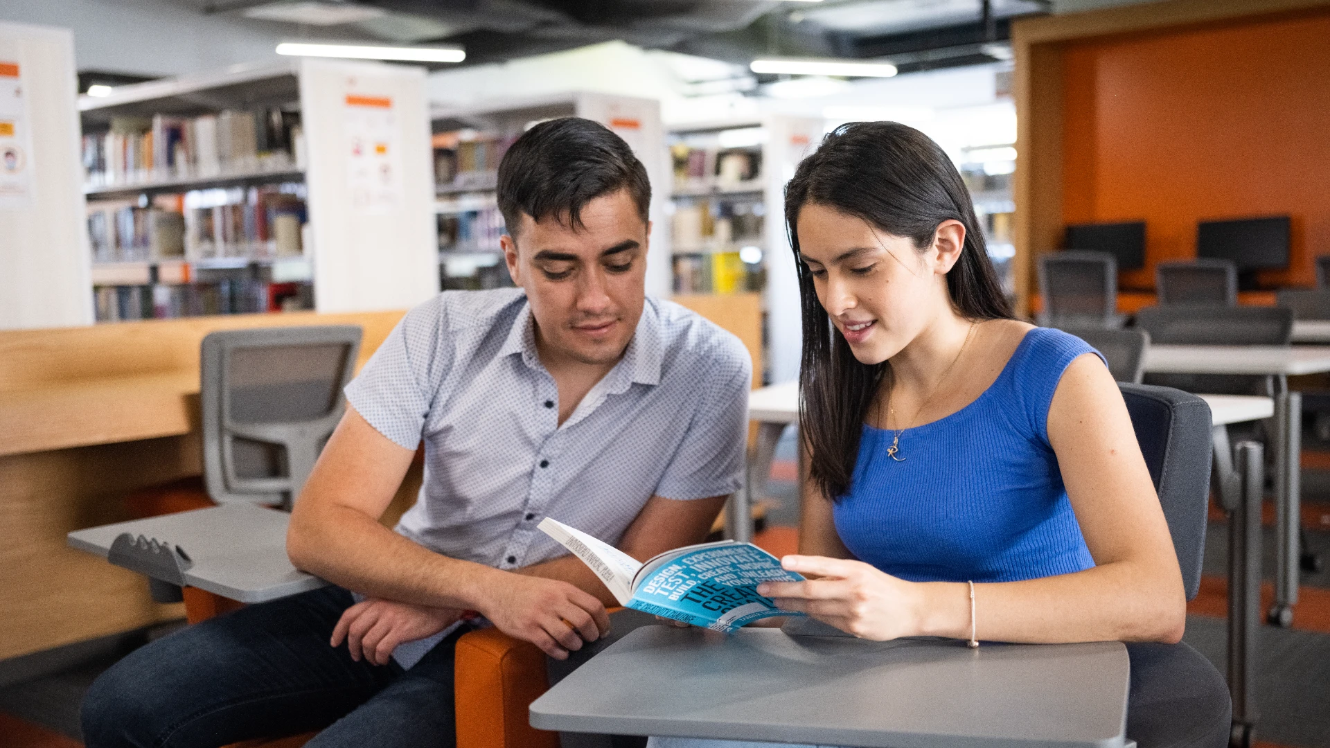 Alumnos de licenciatura estudiando qué es la historia