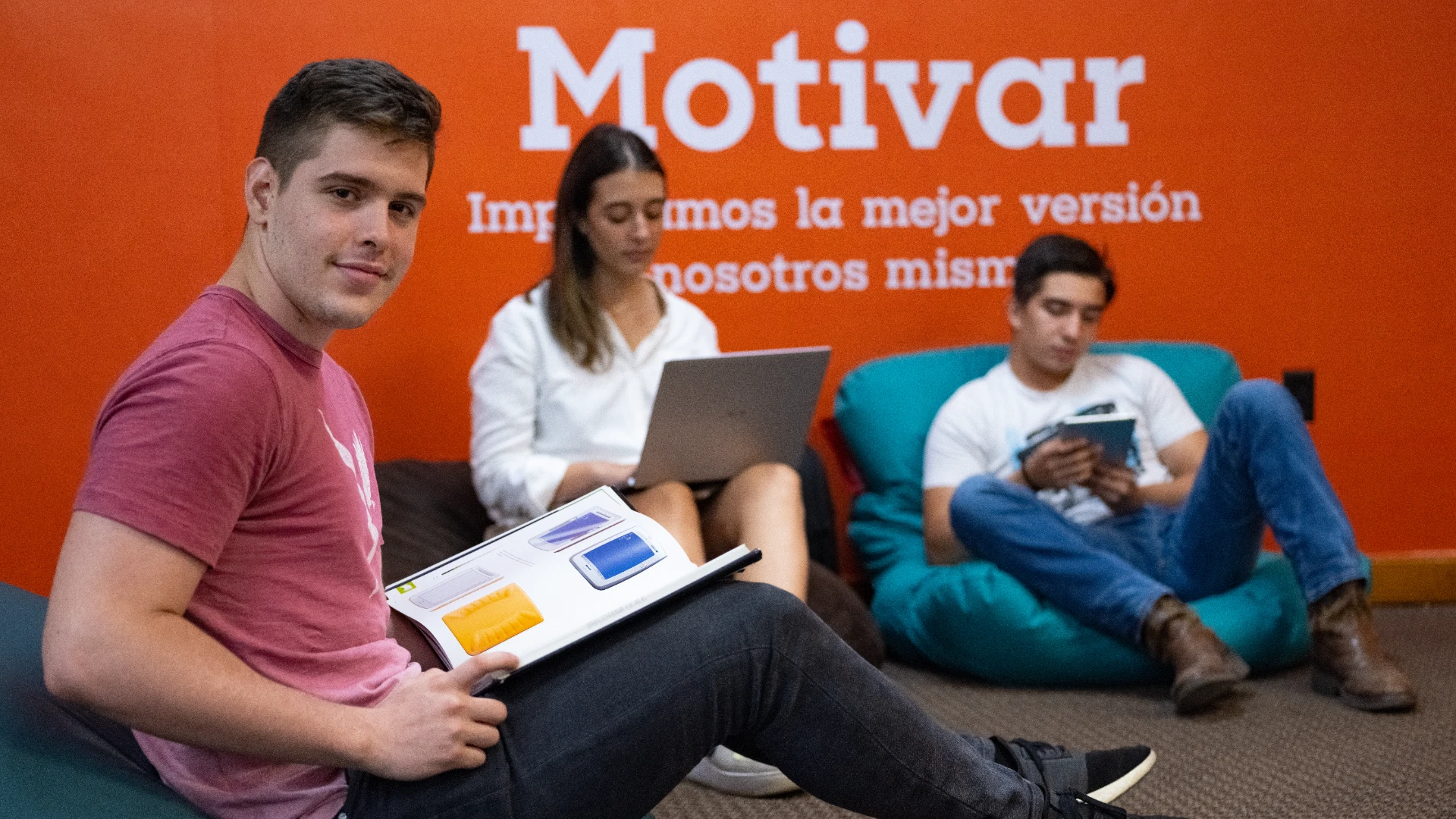 Estudiantes de psicologia anahuac estudiando sobre la importancia de la salud mental
