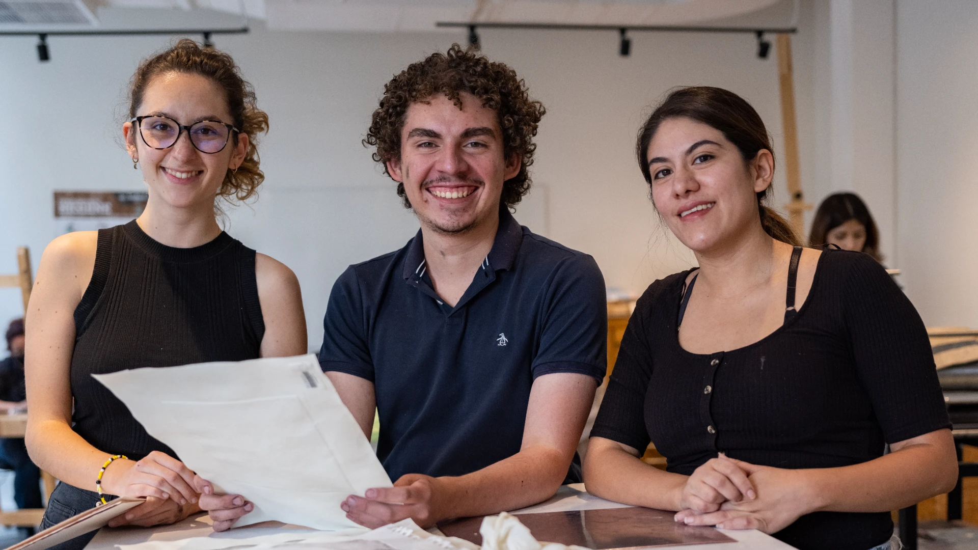 estudiantes de la anahuac realizando su curriculum