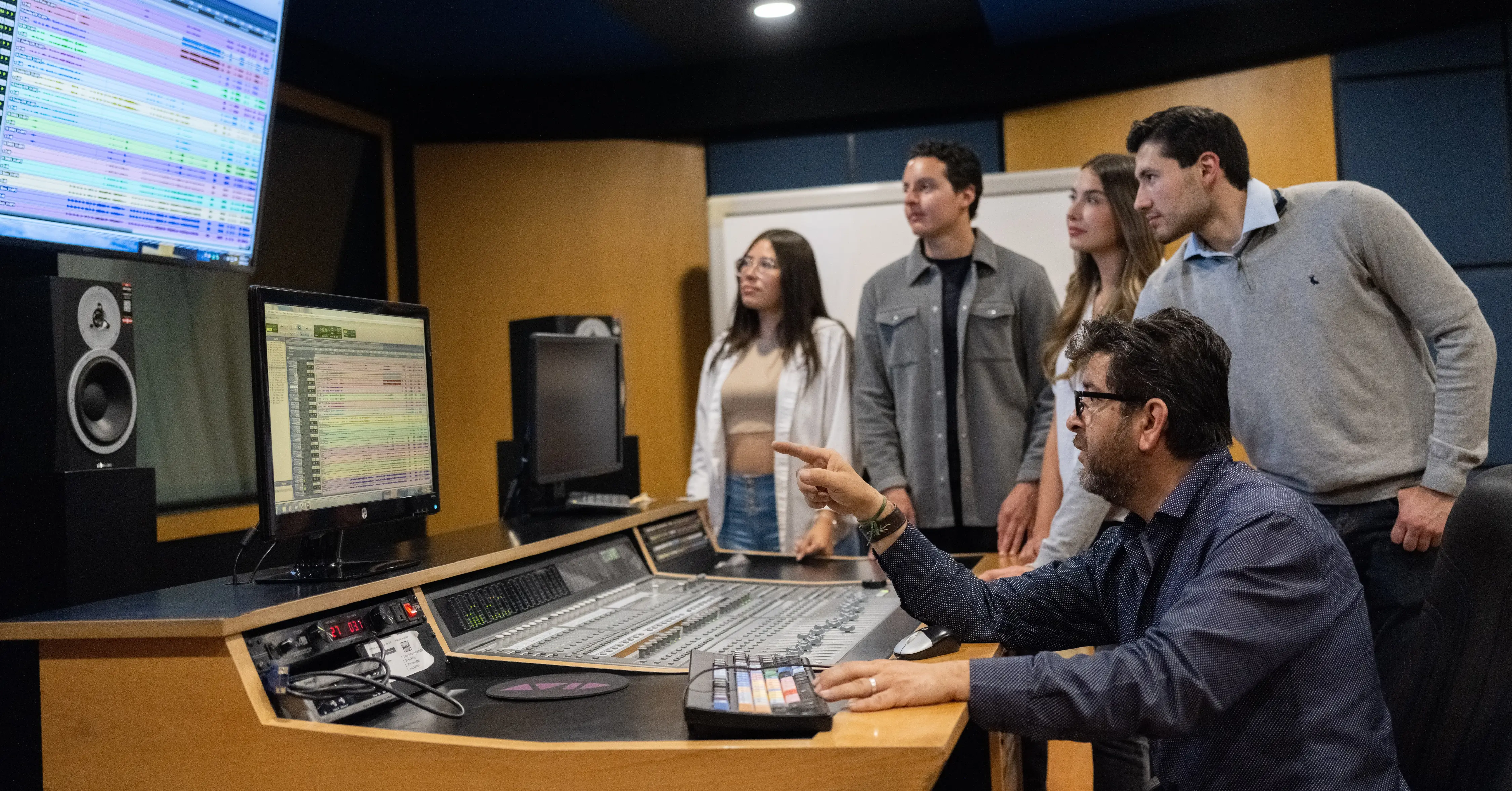Estudiantes de la carrera Música Contemporánea en la Anáhuac aprendiendo el impacto de la industria musical en Mexico
