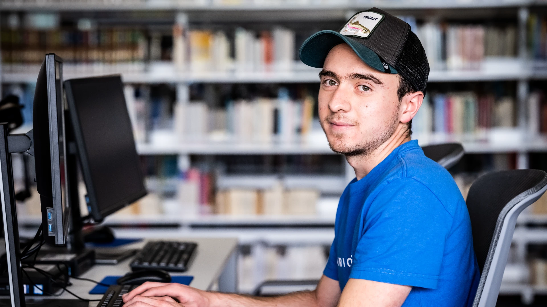 Estudiante anahuac usando el equipo de computo de la biblioteca