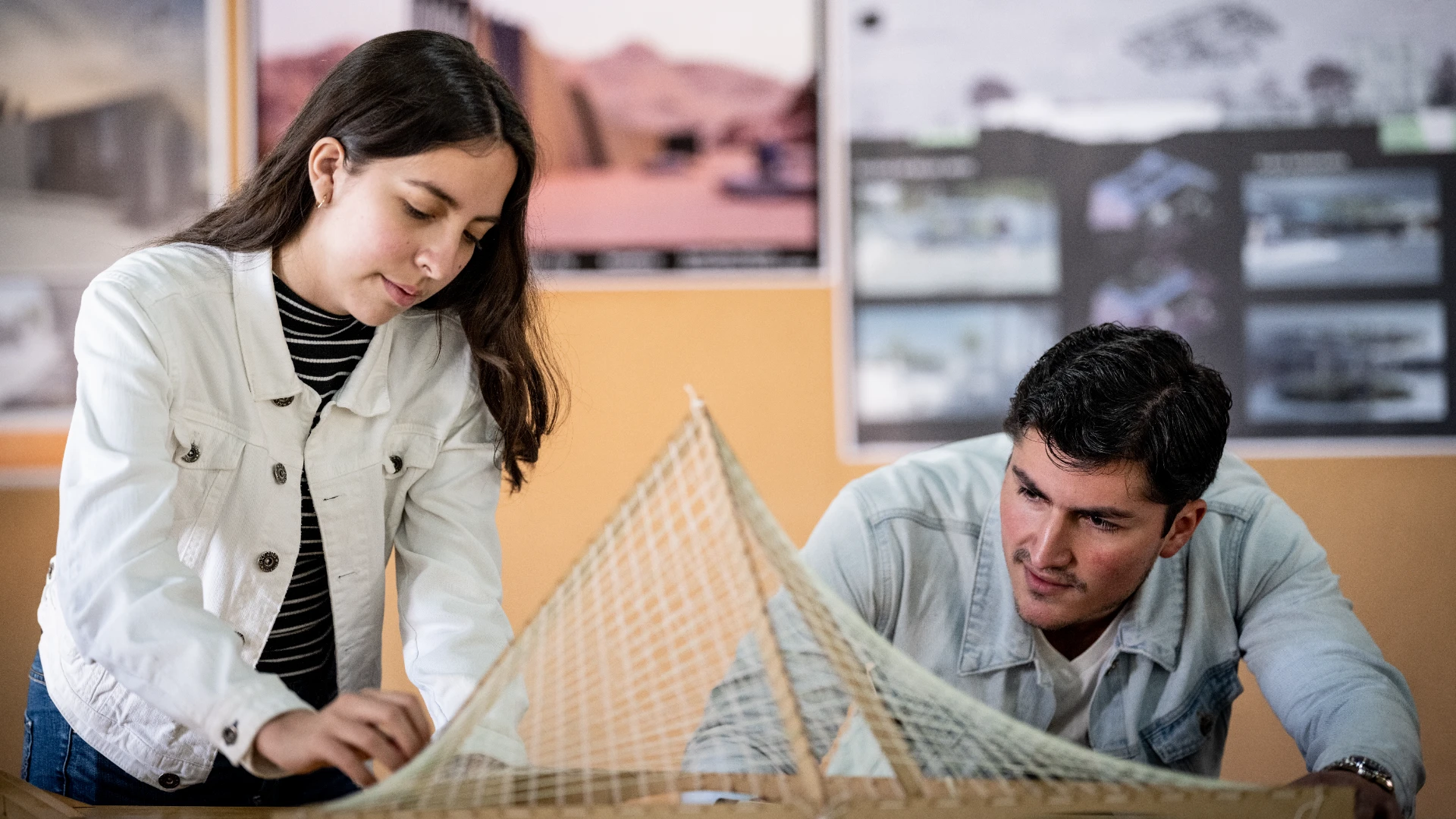 Estudiante de Ingeniería Civil mostrando un maquetado de construcción sustentable