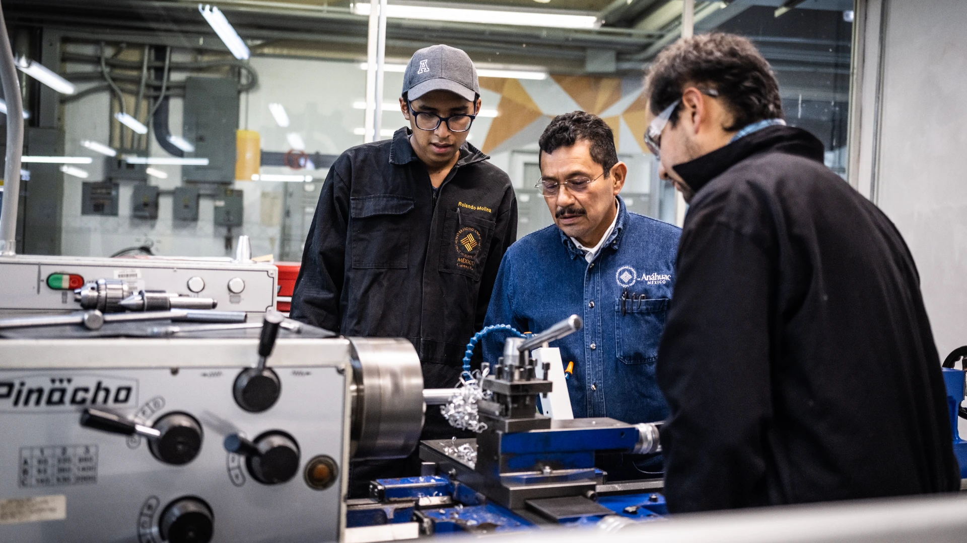 Estudiantes y maestro en taller de mecatrónica