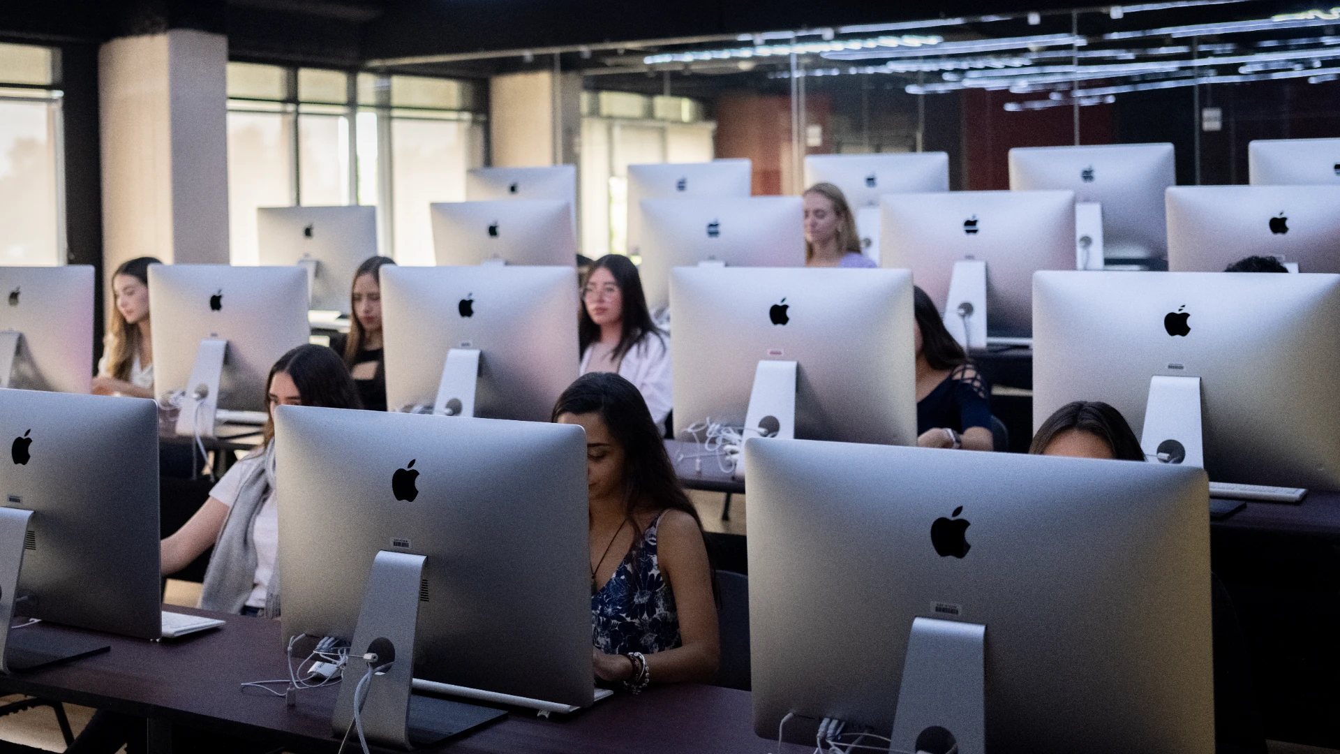 Estudiantes anahuac de laboratorio de computo en clase
