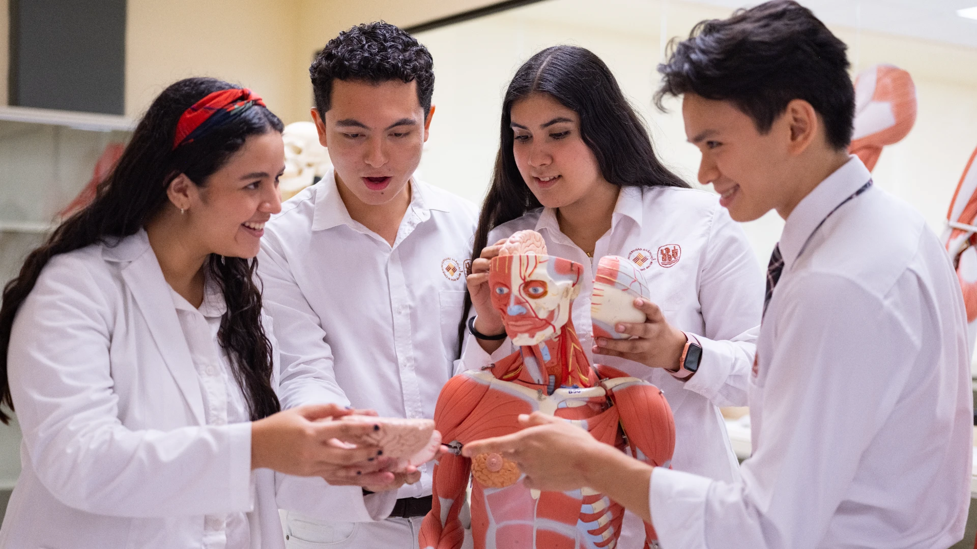 Estudiantes de medicina anahuac con esqueleto de anatomía 3d