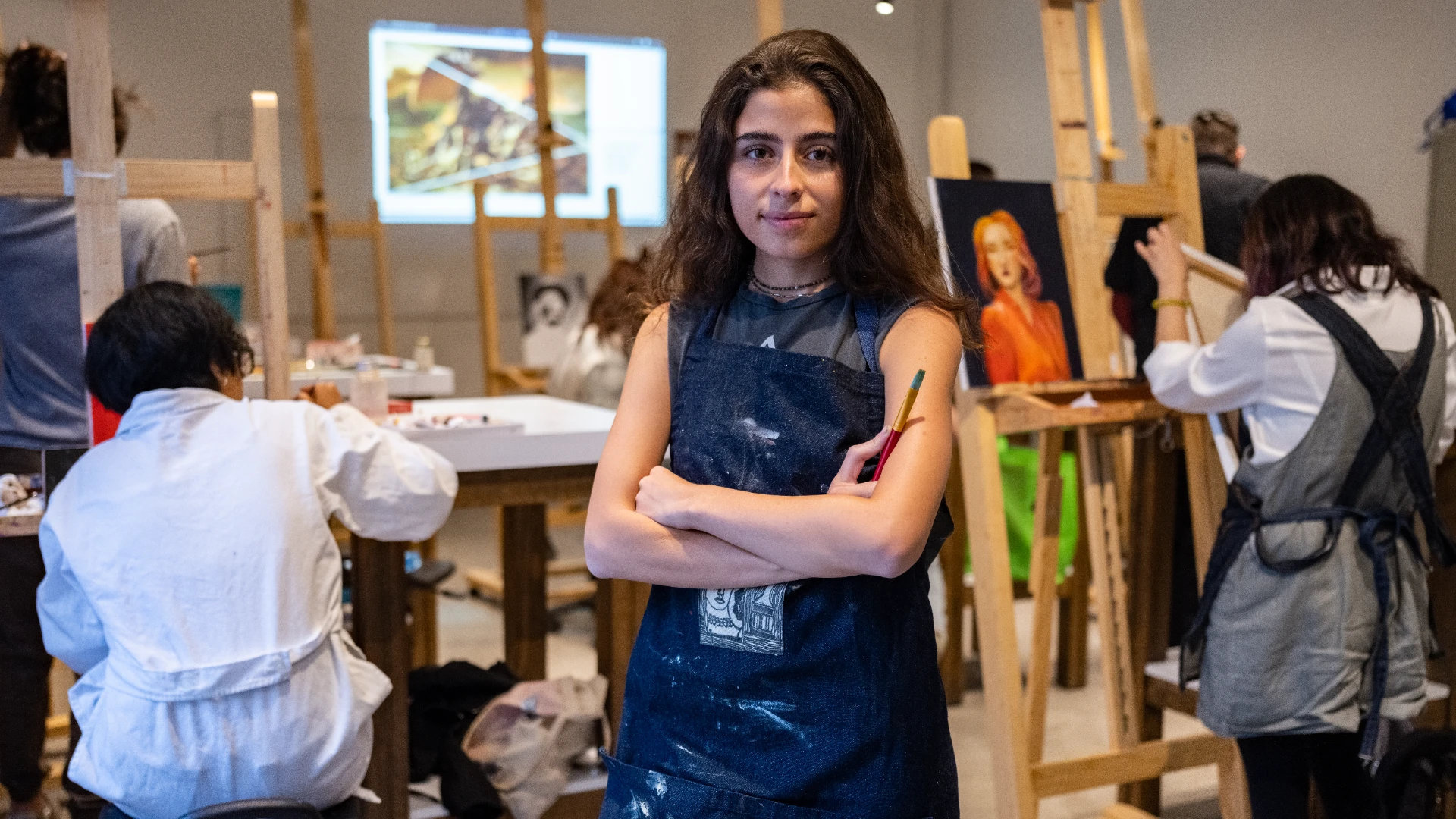 Estudiante de licenciatura en artes visuales en Anáhuac en clase de pintura con óleo