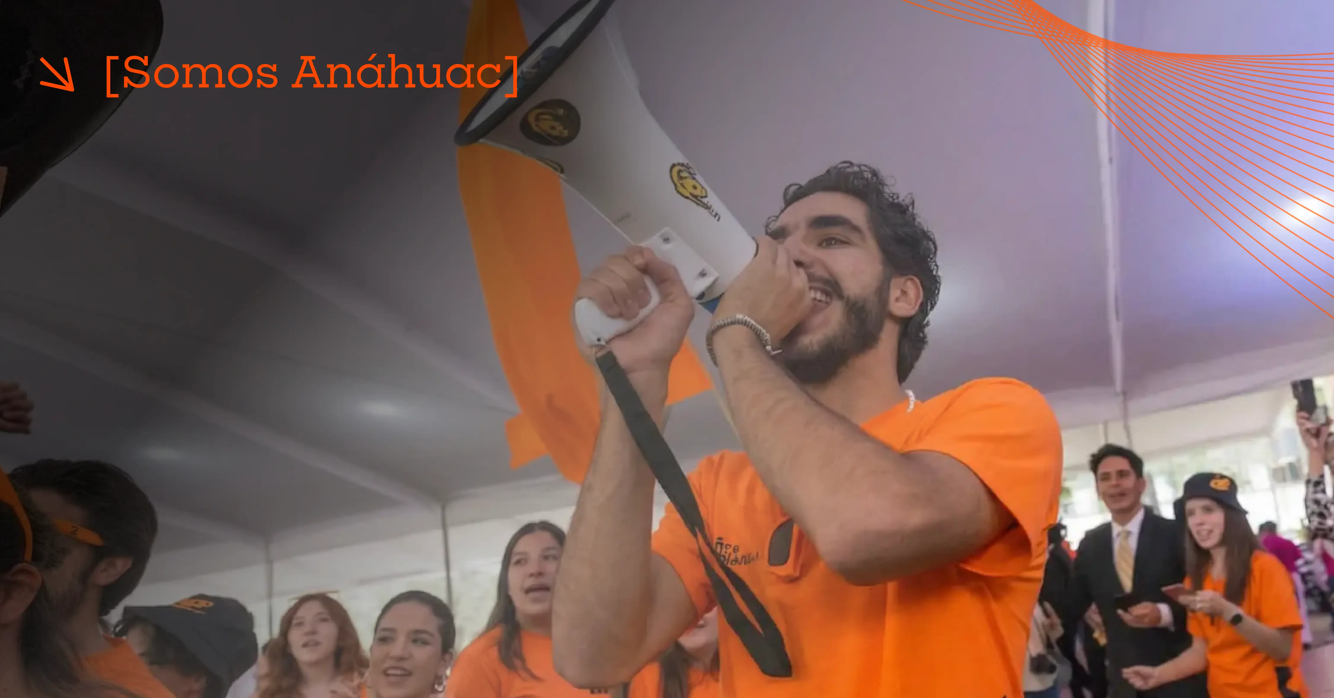 Estudiante de la anahuac ejerciendo el liderazgo en una actividad universitario