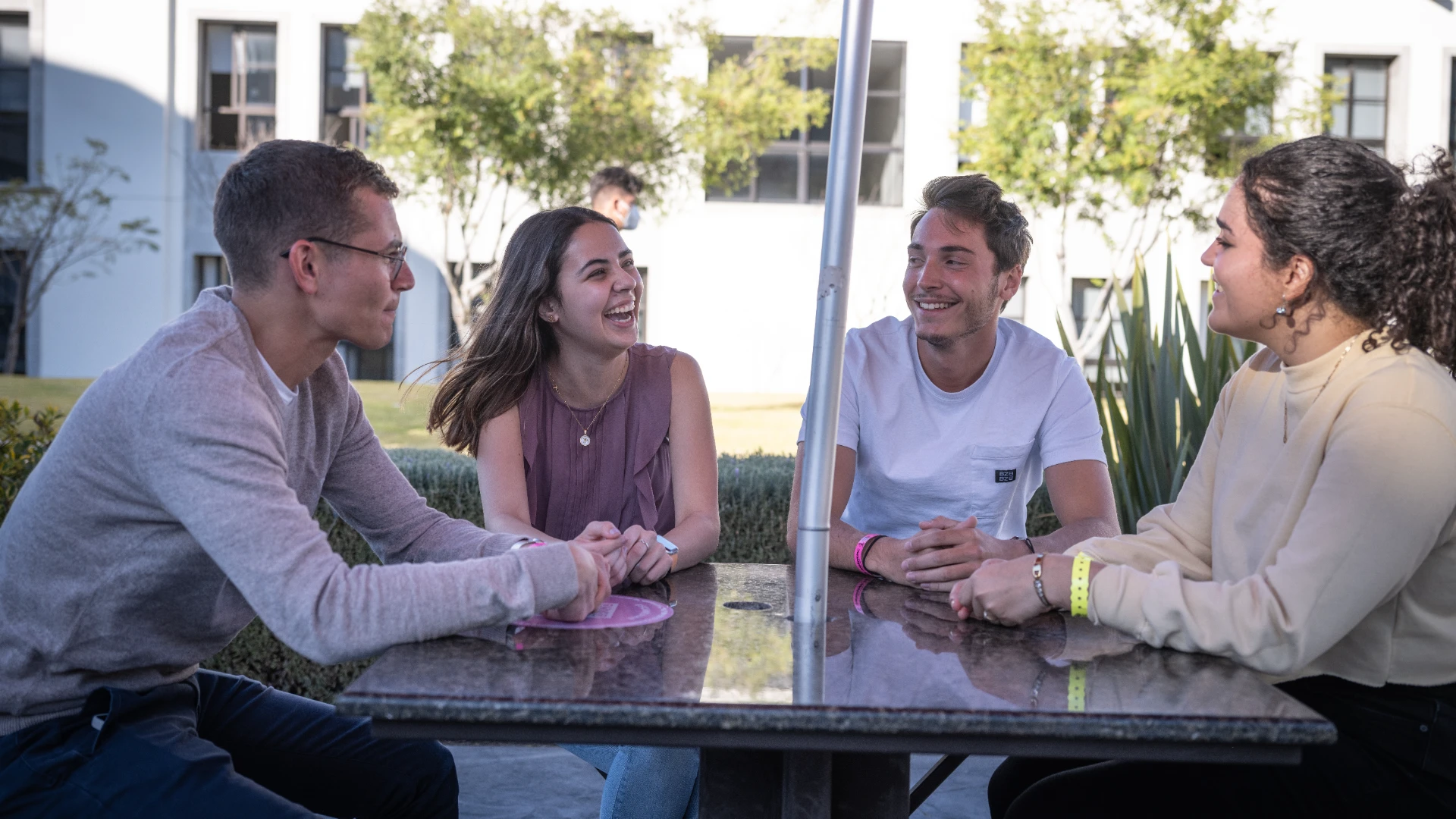 Estudiantes en campus anahuac platicando de las mejores ciudades para estudiar en el extranjero