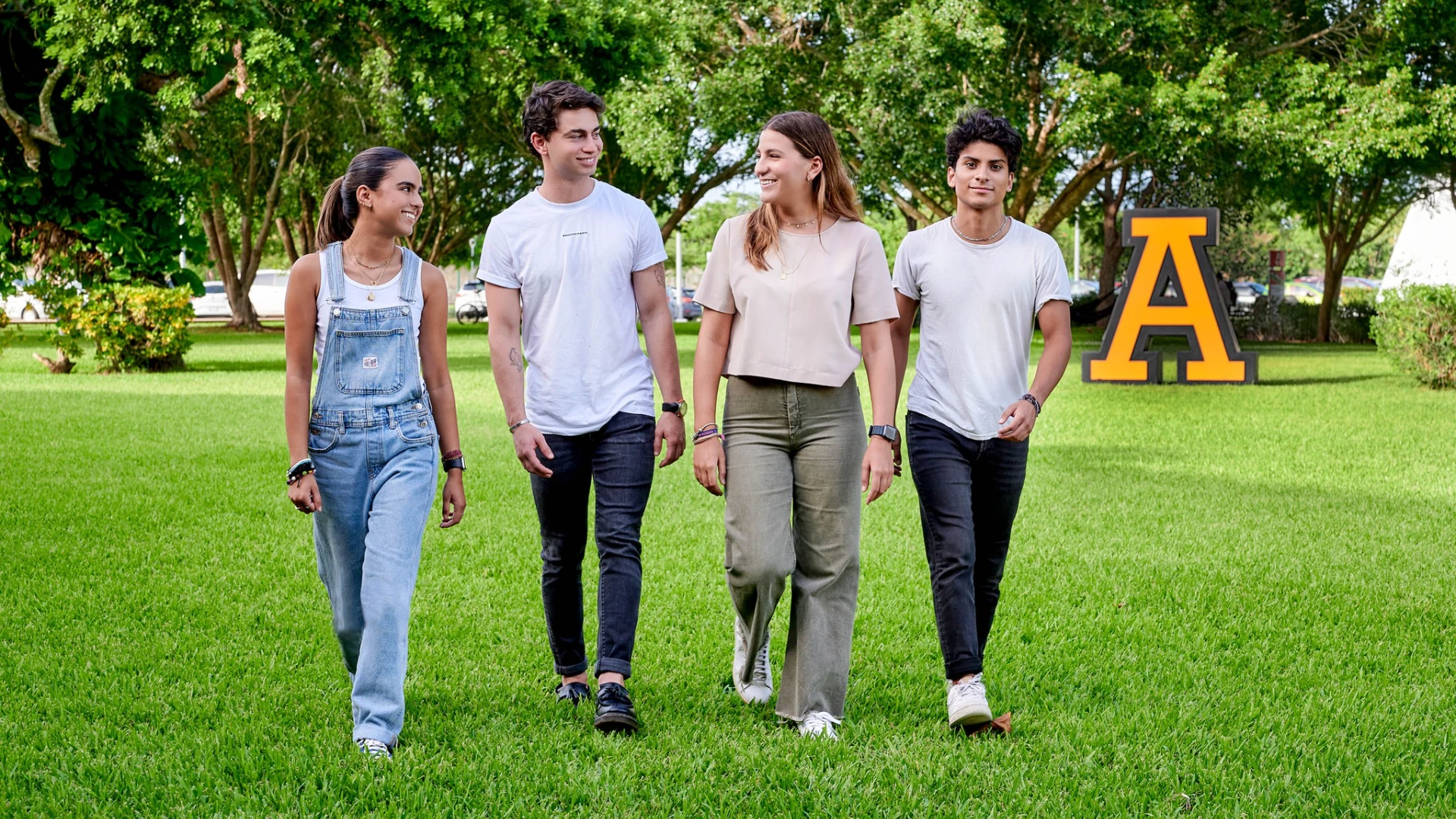 Estudiantes anáhuac caminando por el campus liderazgo