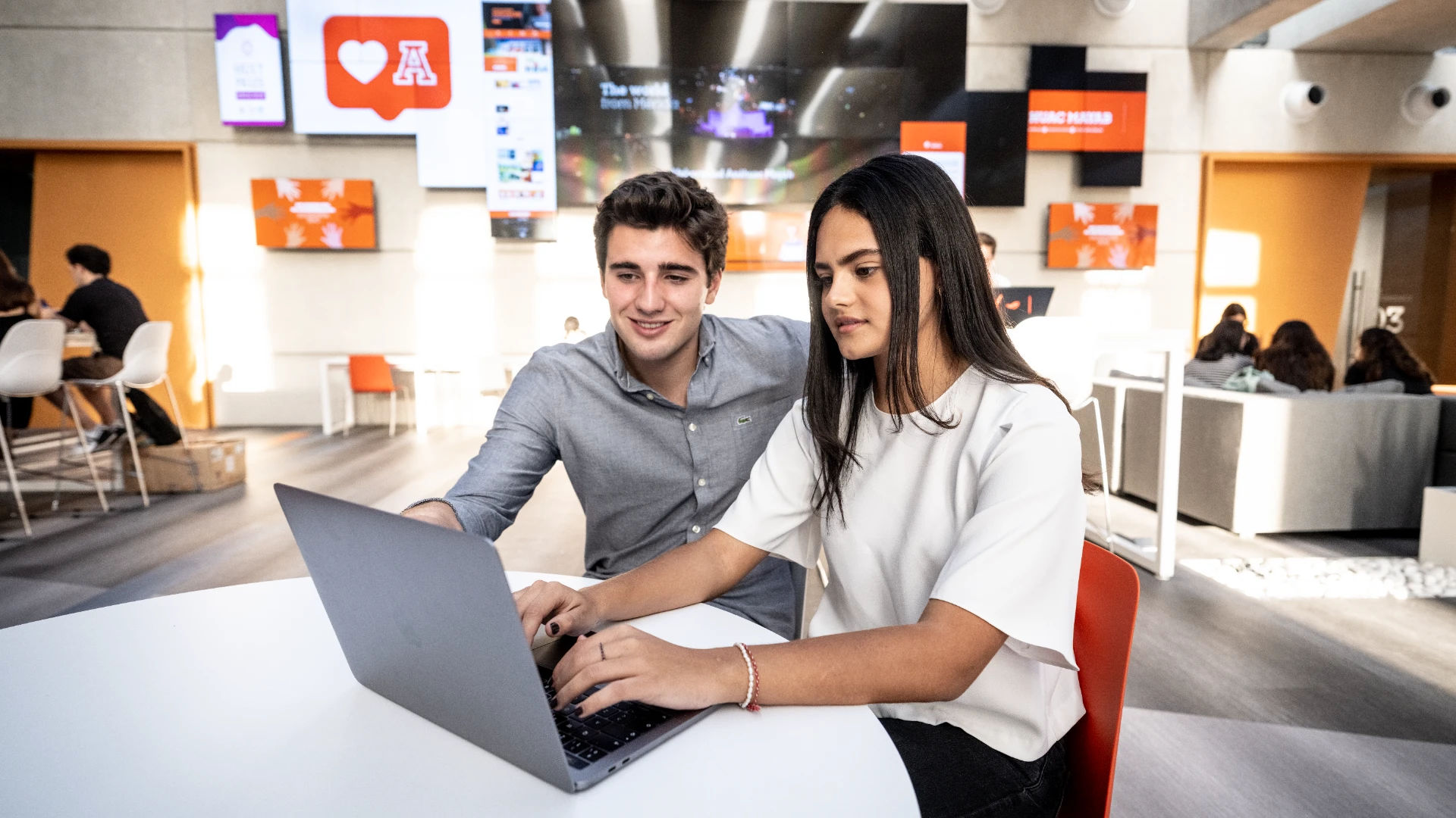 Estudiantes explorando las nuevas tecnologías en la educación