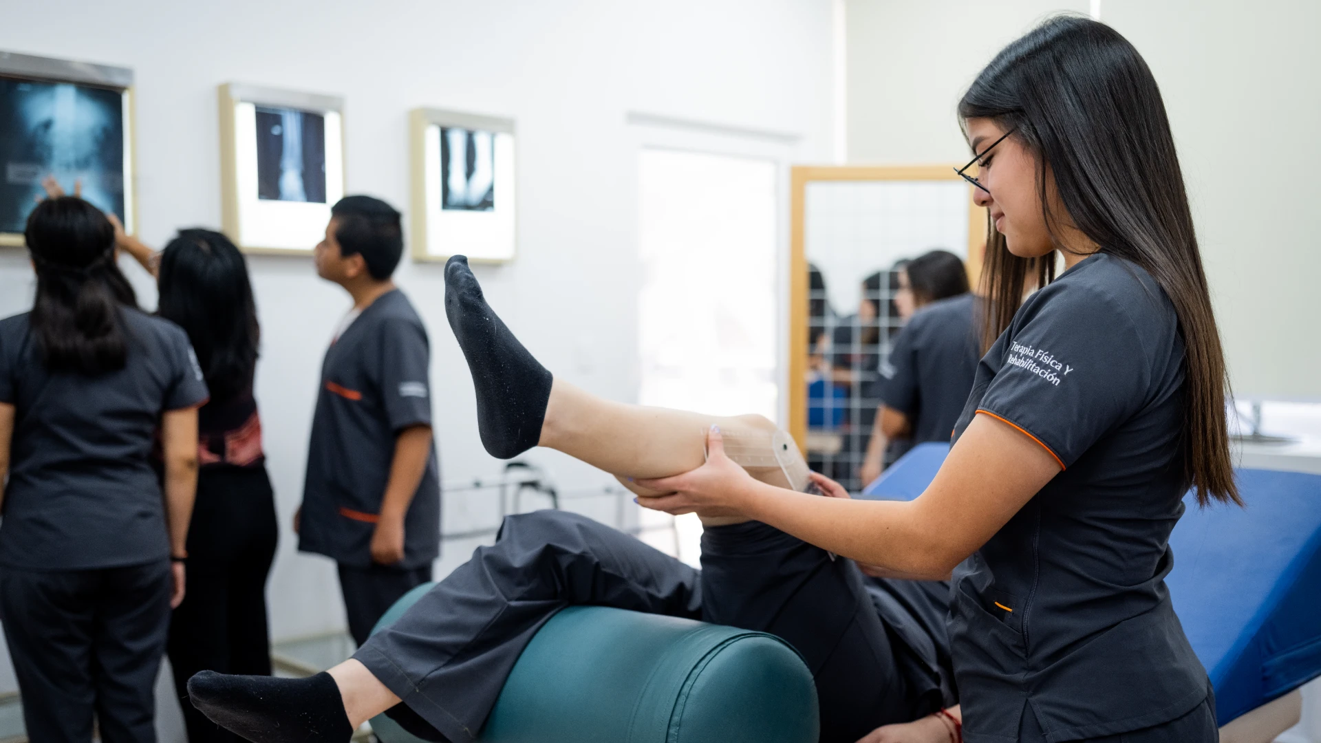 Estudiante de terapia fisica atendiendo un paciente en clínica en campus