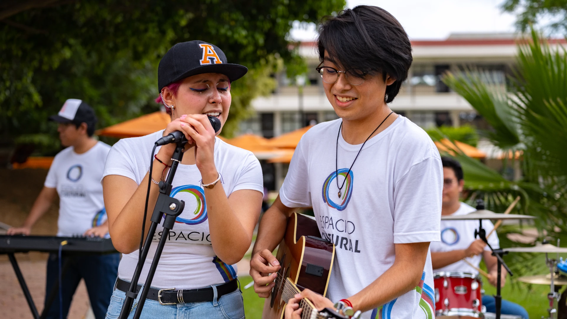 Estudiantes anahuac presentando mini concierto en campus