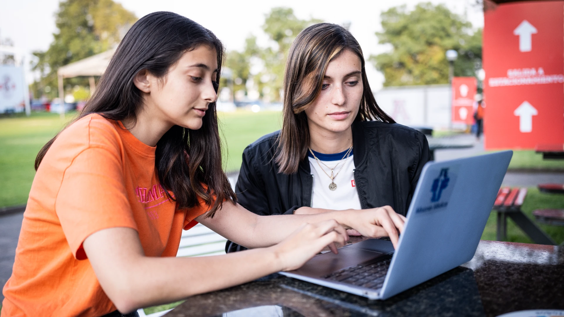 estudiantes analizando un plan de estudios