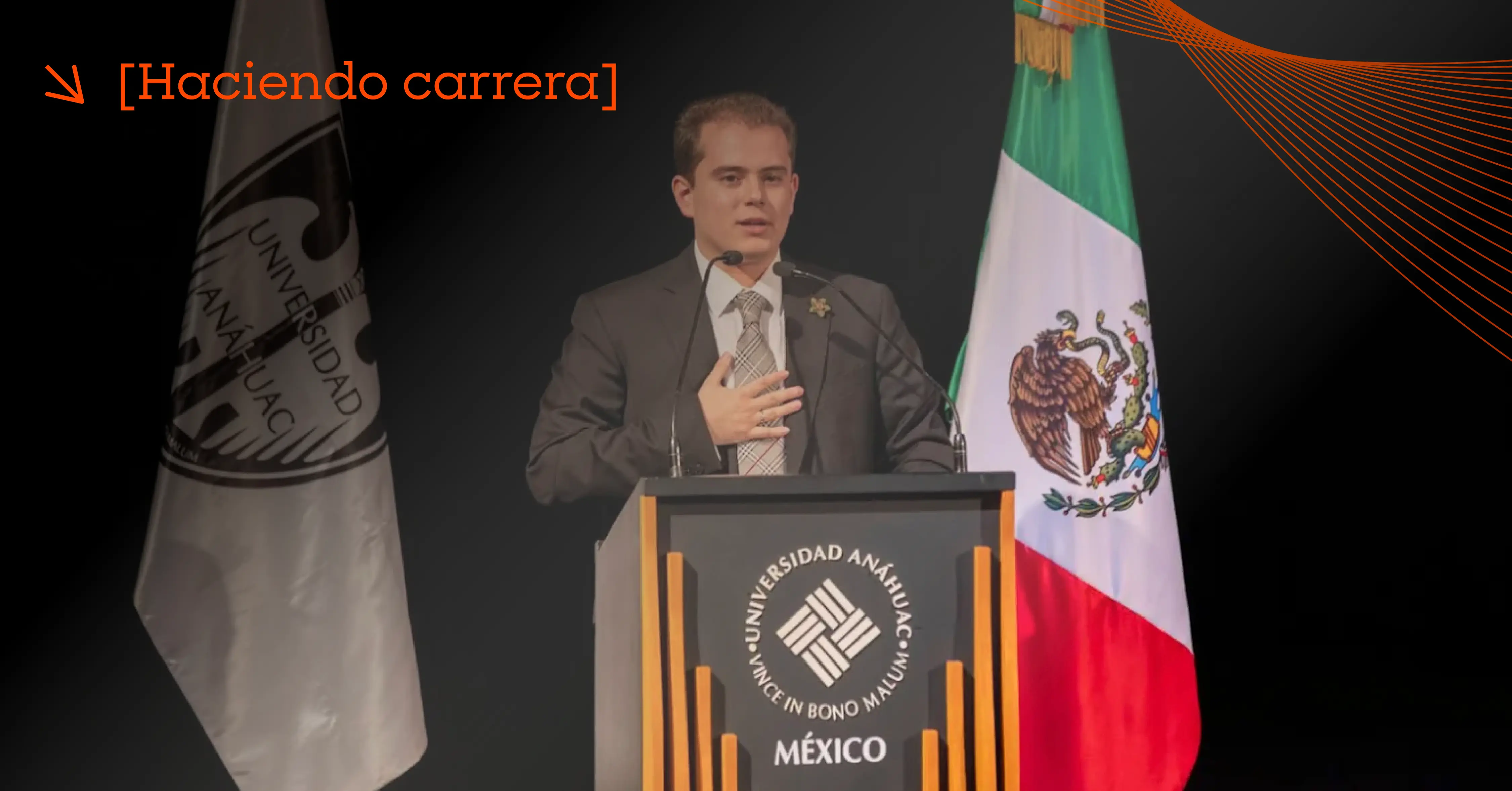 Estudiante de la Anáhuac trajeado dando un discurso sobre qué son las políticas públicas en un estrado