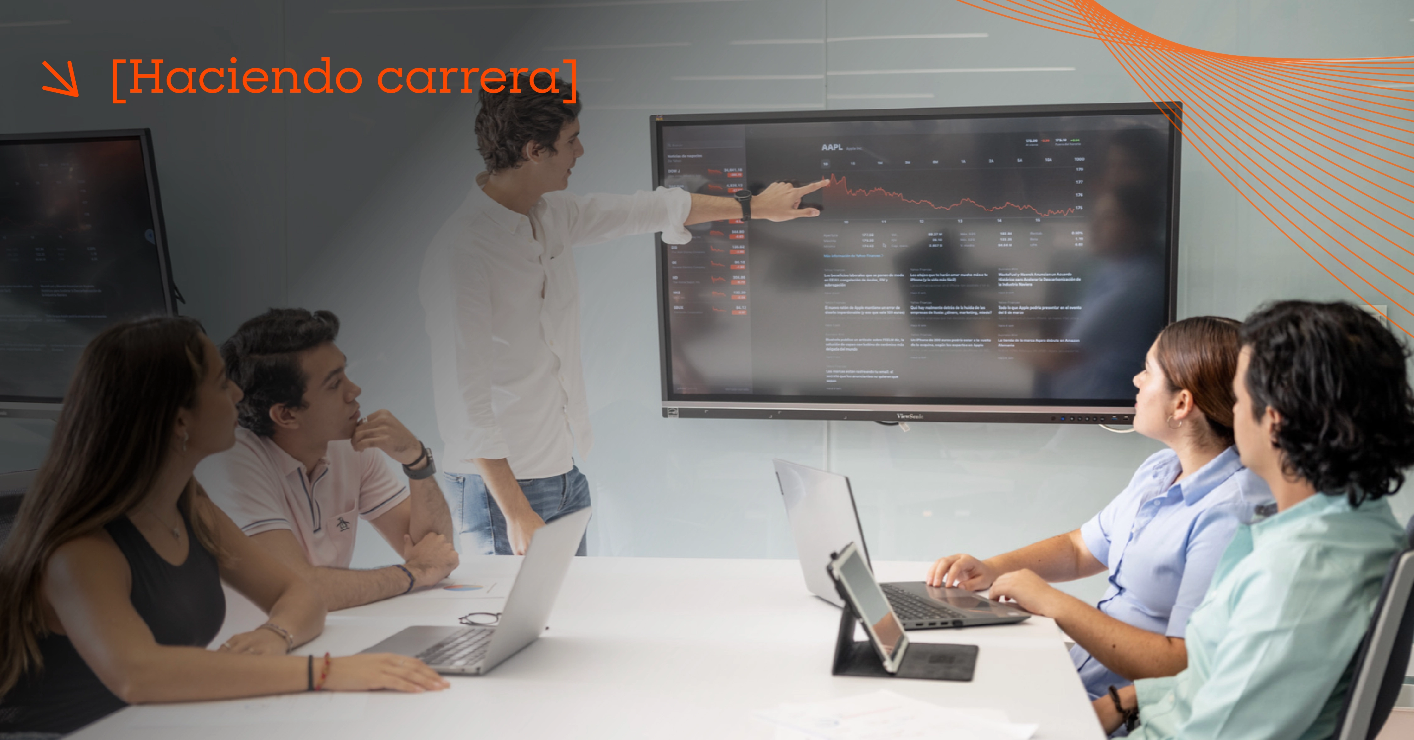 Estudiantes de actuaría de la Universidad Anáhuac evaluando predicciones de una empresa