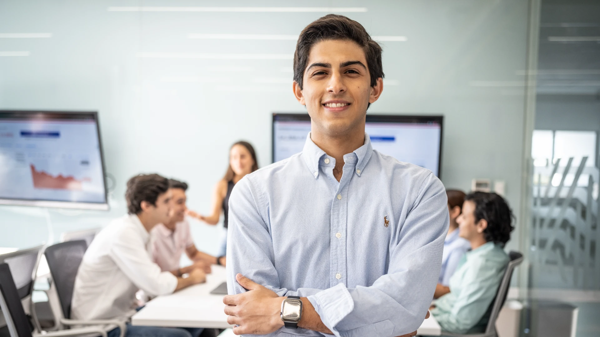 Hombre profesionista evaluando porque debería estudiar un MBA