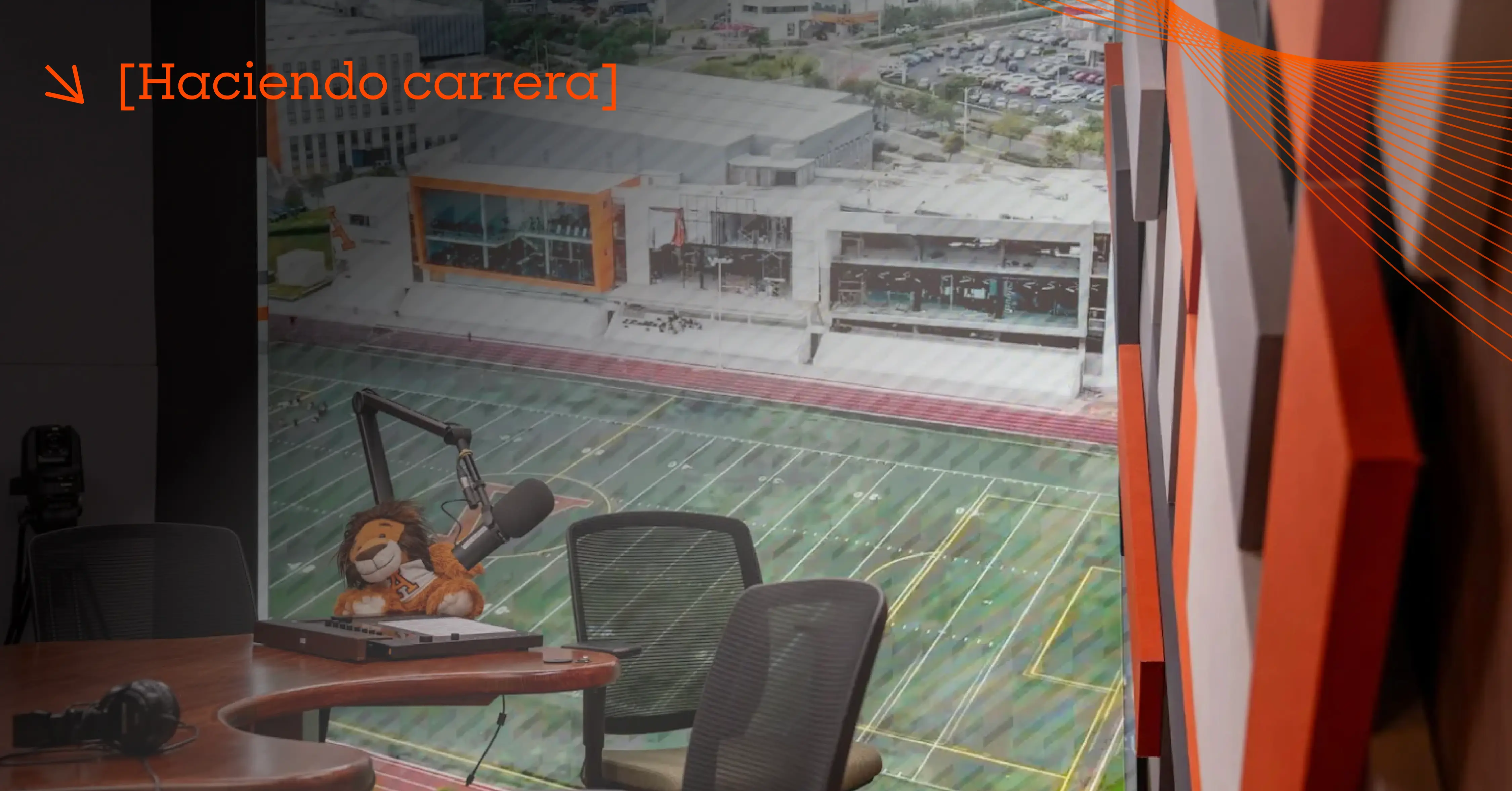 Imagen de cabina de locución campus Anáhuac Querétaro con vista a cancha depórtiva