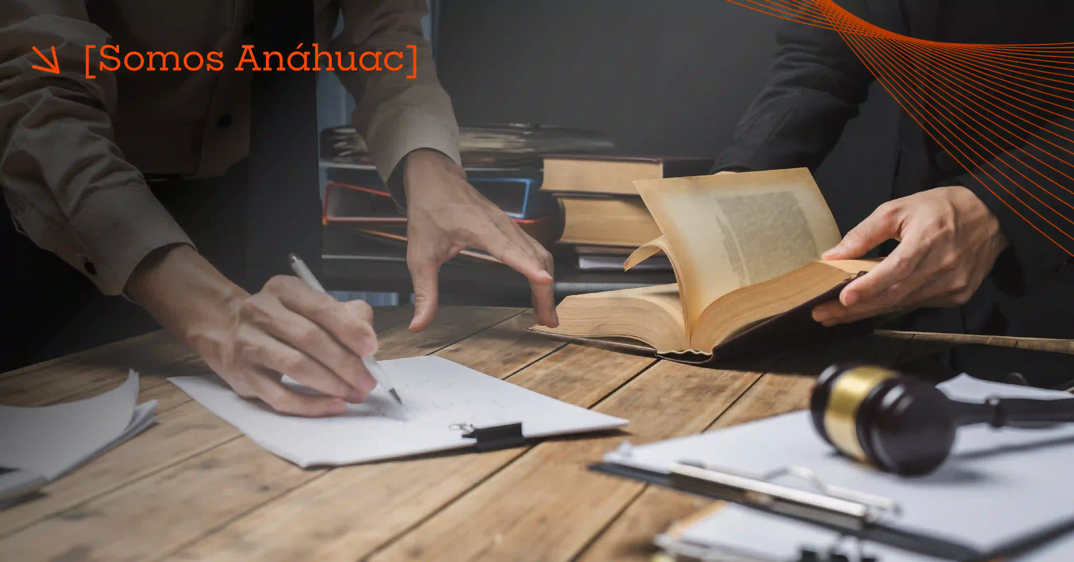 manos de historiadores escribiendo en mesa con libros