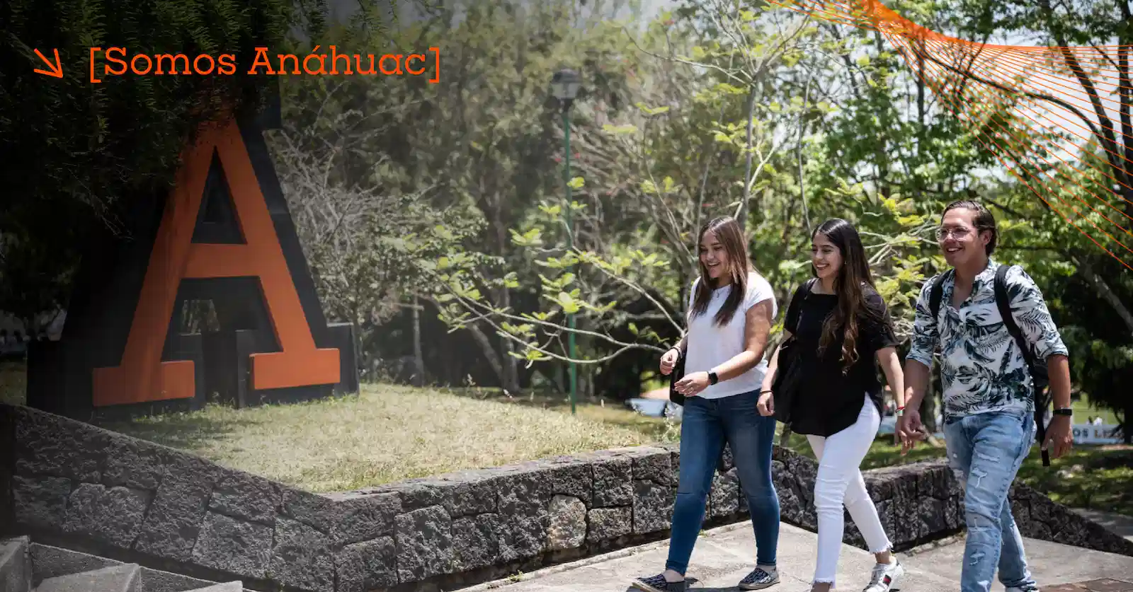 estudiantes de la universidad anahuac caminando por el campus con arboles al fondo