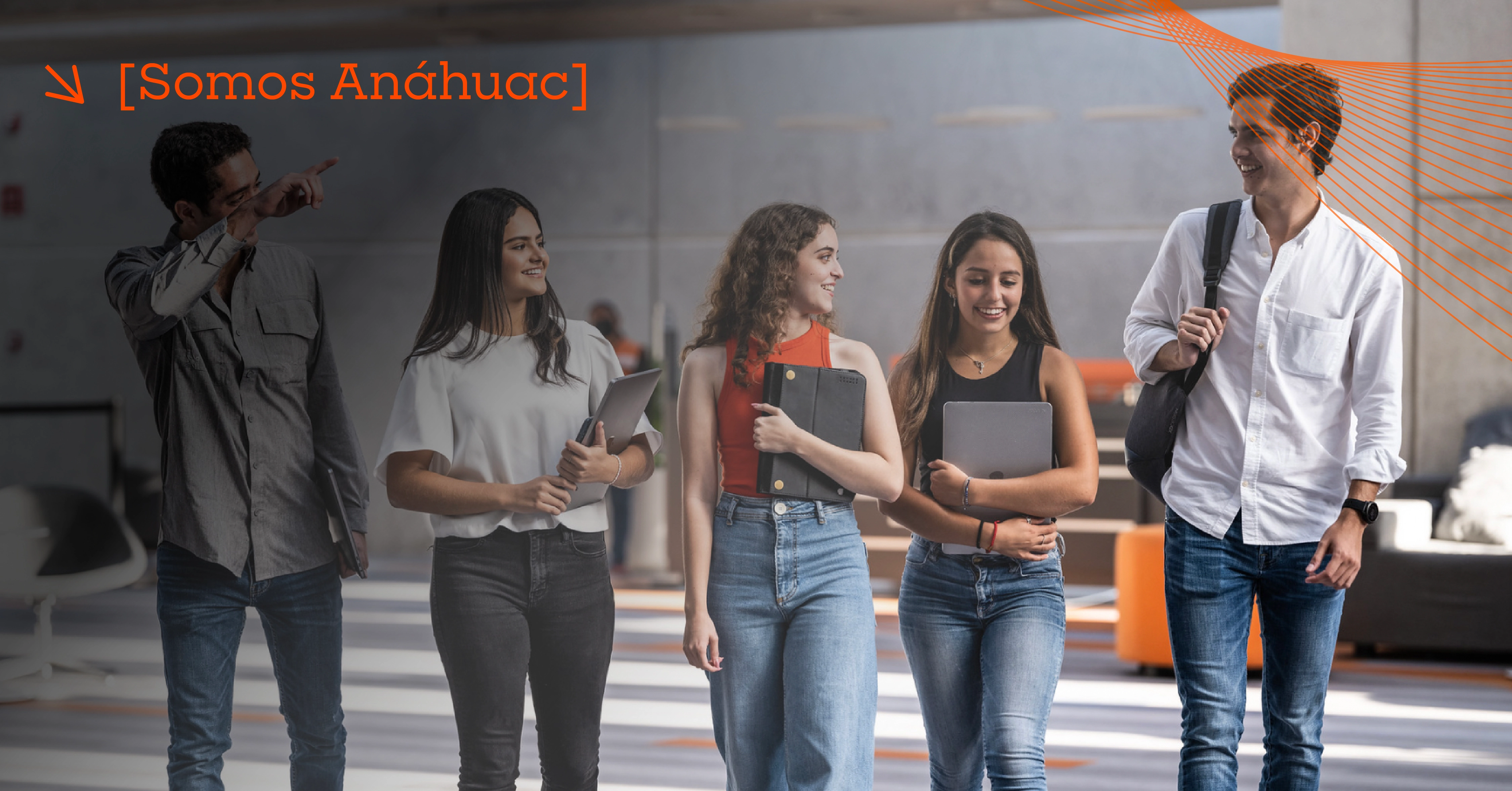 Alumnos dle programa de liderazgo Anahuac caminando por el campus