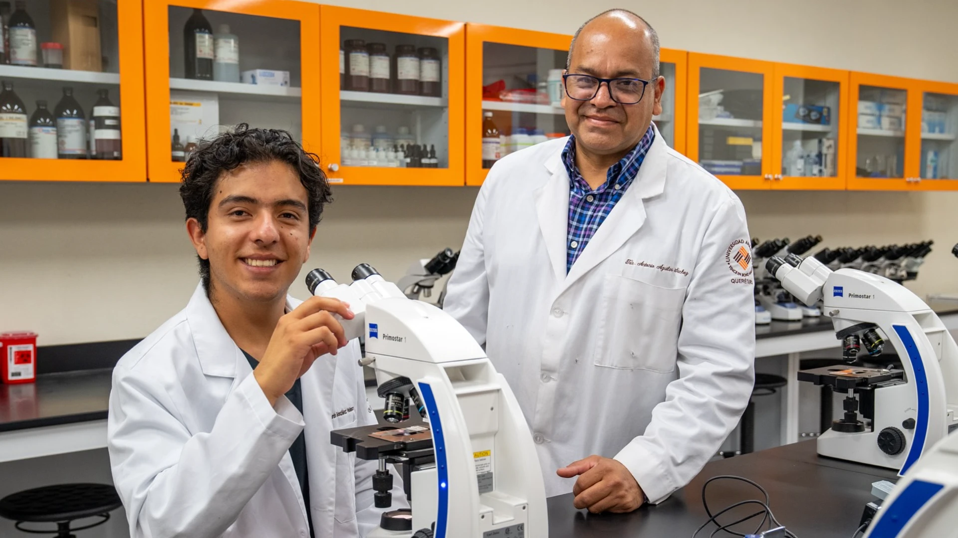 Estudiante Anáhuac en laboratorio de biología recibiendo acompañamiento para realizar una investigación