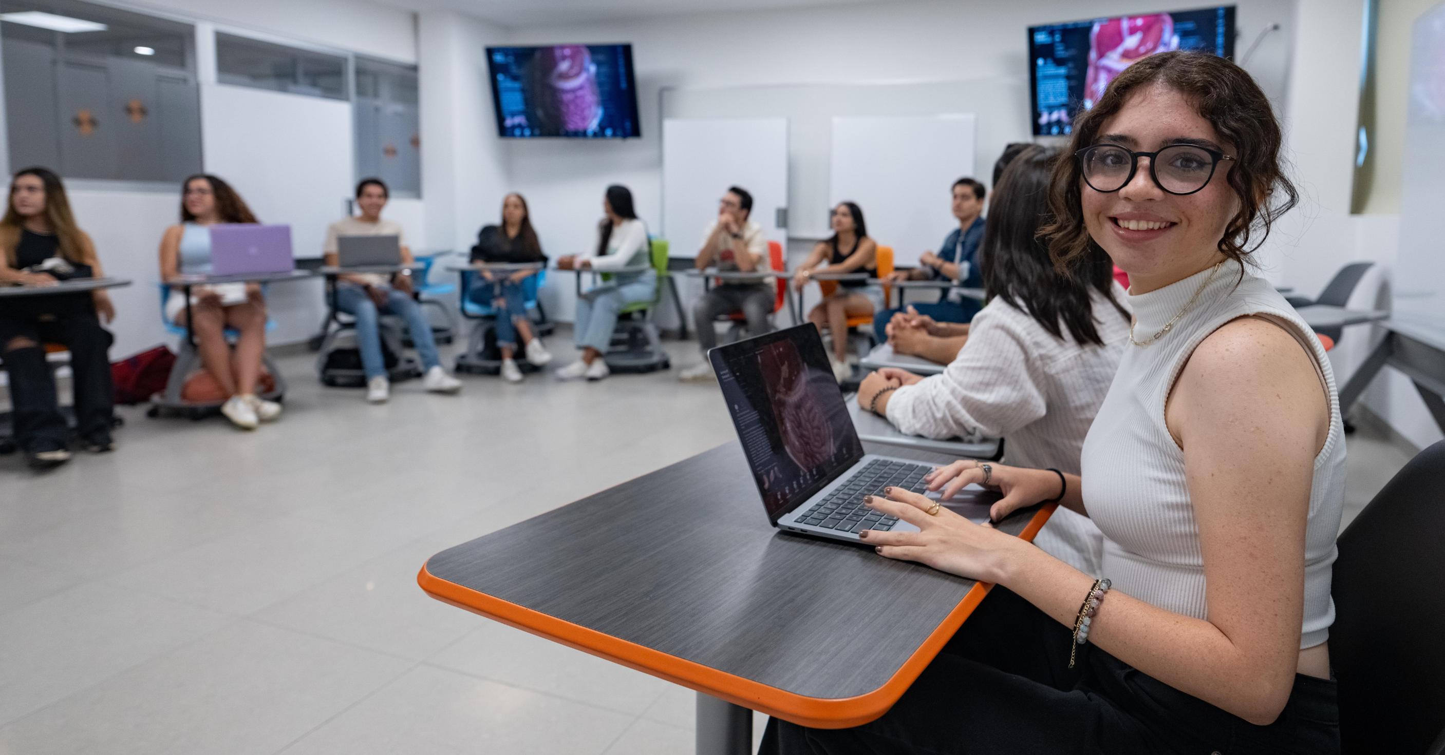 estudiante averiaguando si quiere estudiar psicología, psicopedagogia o pedagogia