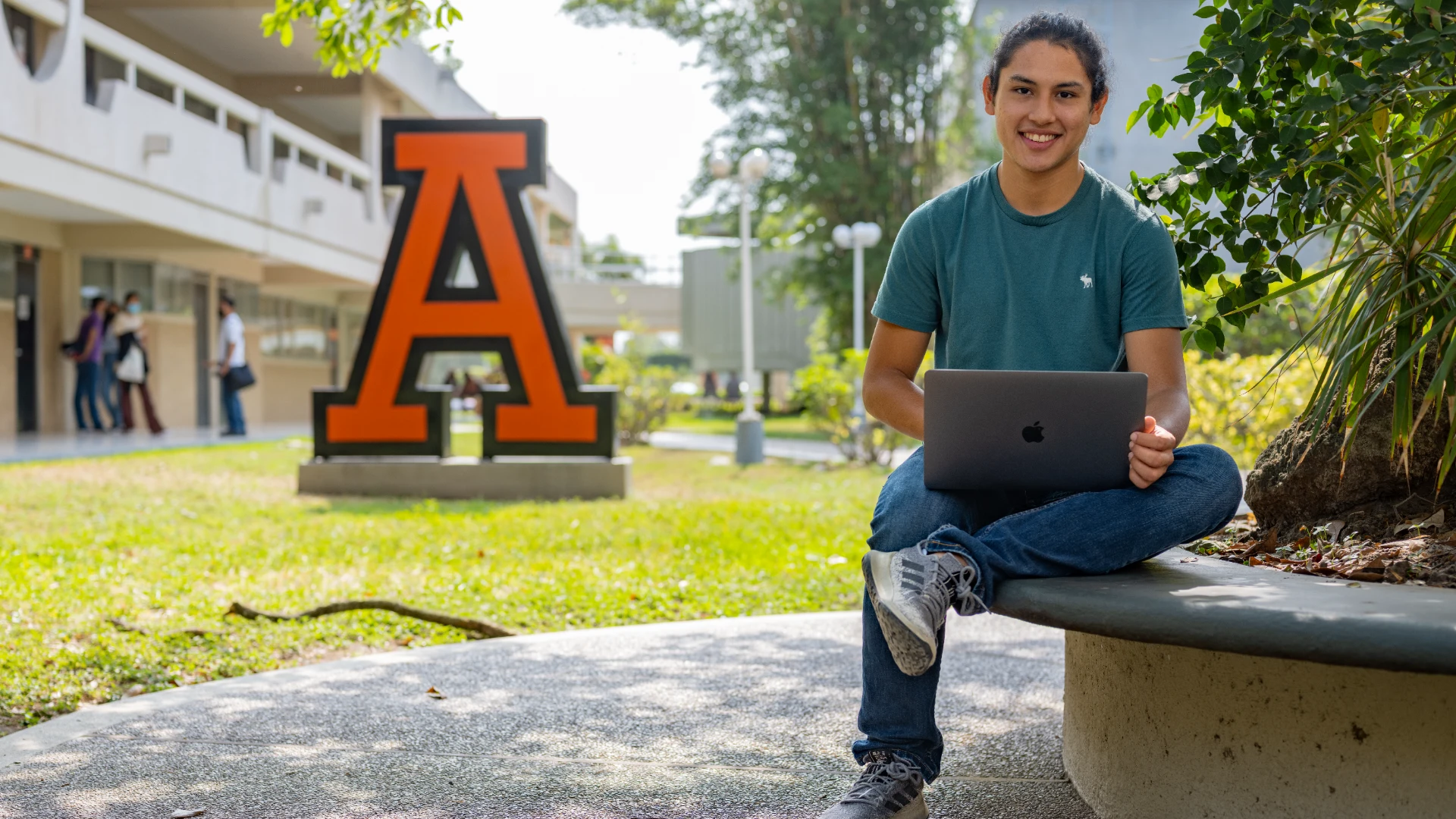 Estudiante Anáhuac en el campus pensamiento critico