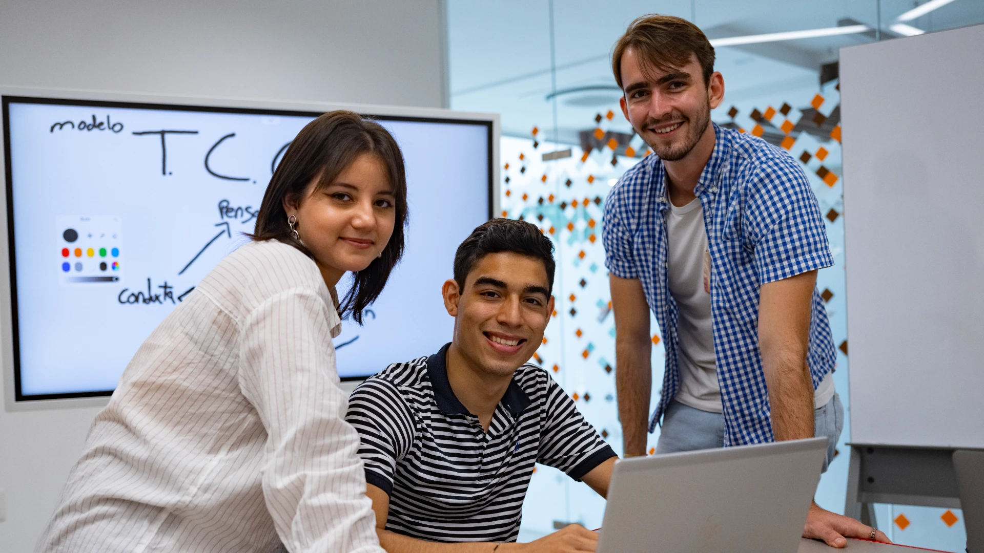 Estudiantes de la carrera de administración de empresas en la Anahuac