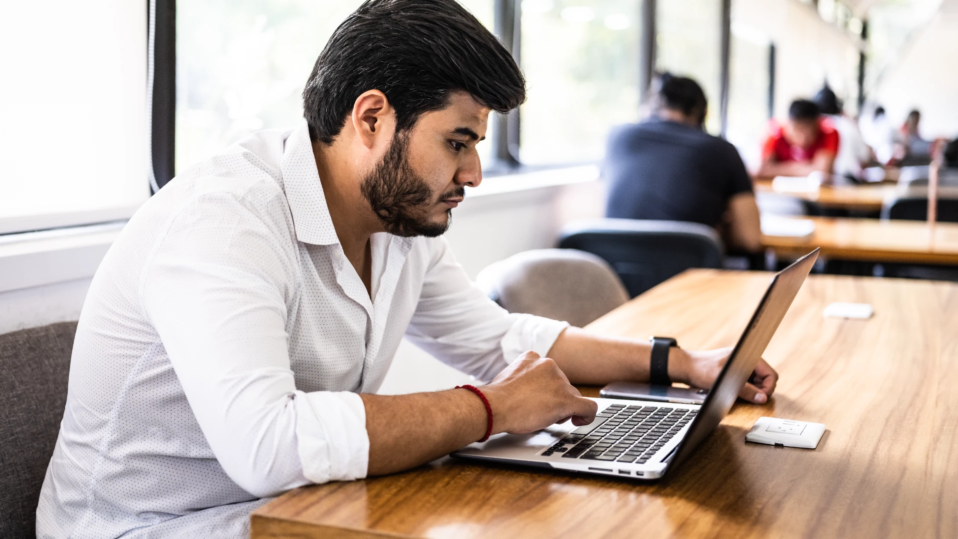 estudiante de posgrado en su laptop