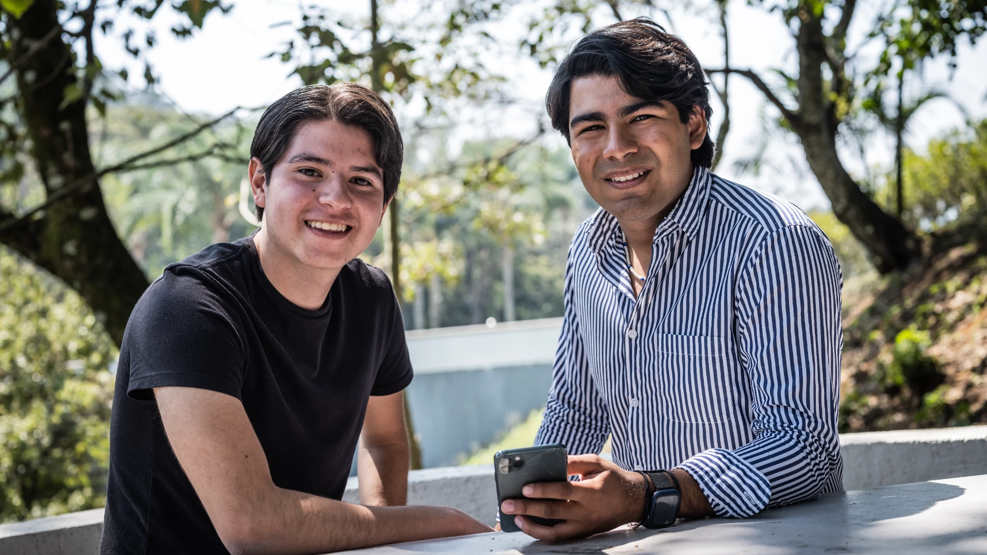 Adultos jóvenes evaluando que es y si deberían estudiar un diplomado Anáhuac