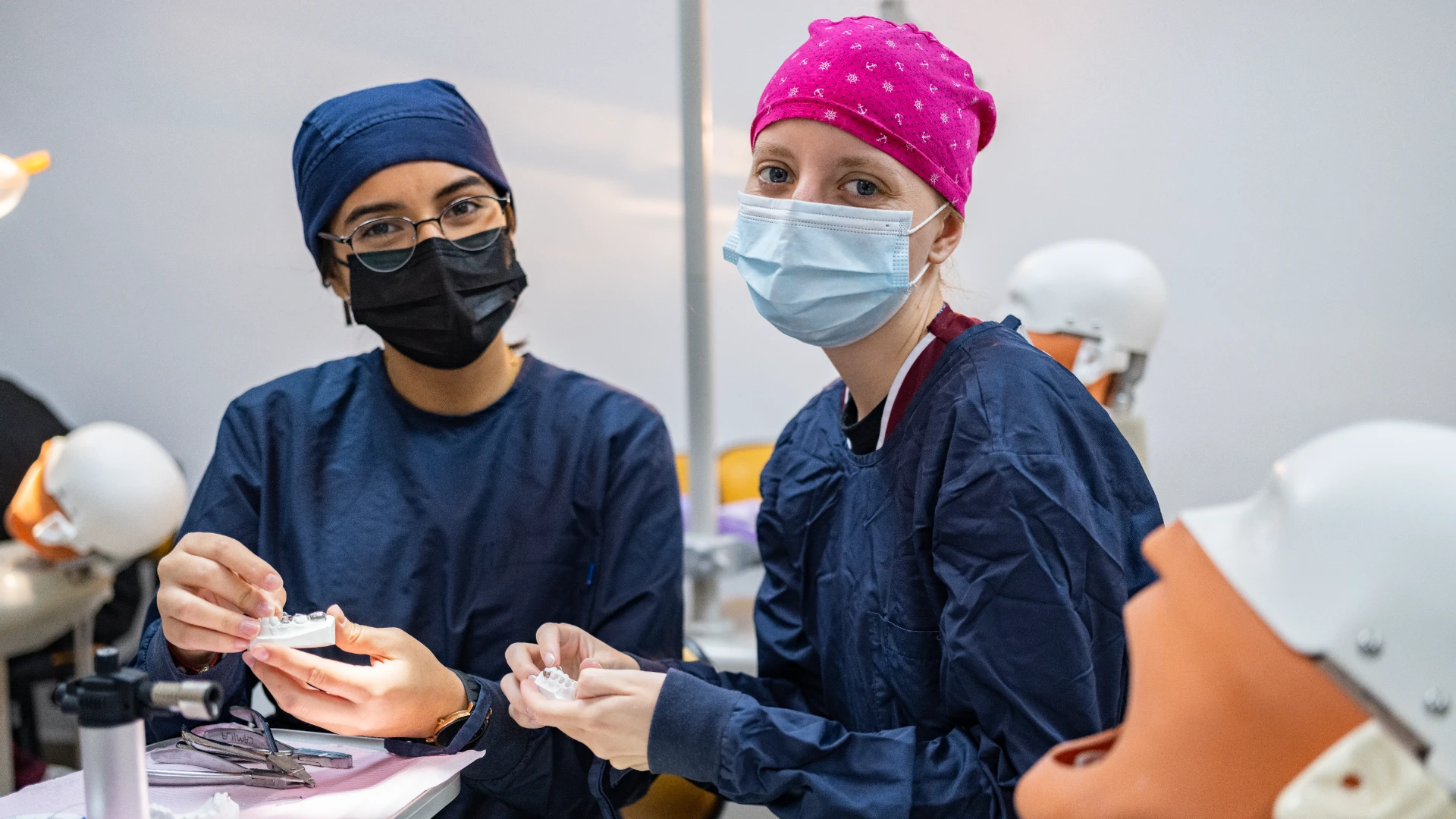 Estudiantes de odontologia Anahuac en práctica clinica