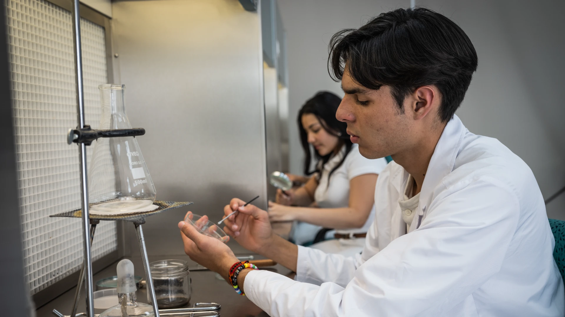 Estudiantes de ingeniería ambiental Anáhuac haciendo pruebas en laboratorio