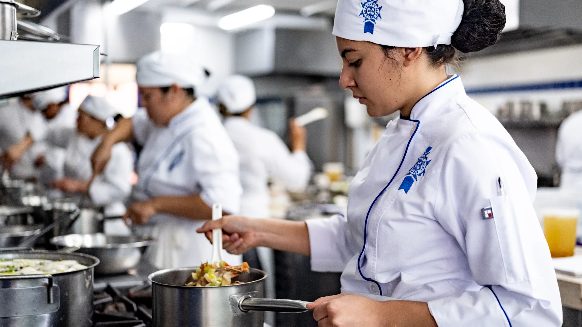 Estudiantes de gastronomía haciendo ejercicio práctico en cocinas anahuac