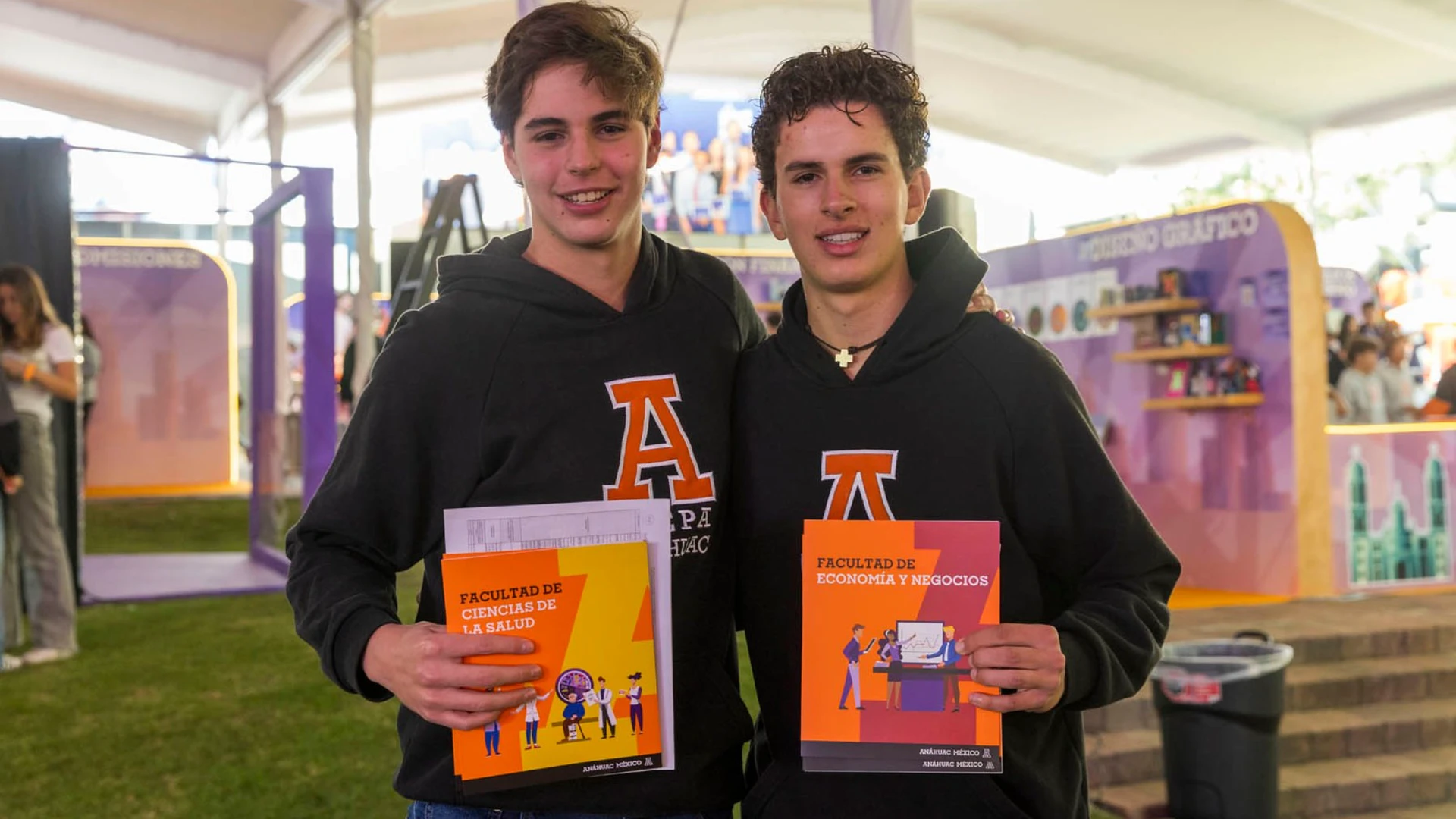 Estudiantes de nuevo ingreso presentando los documentos para inscribirse en la Universidad Anáhuac