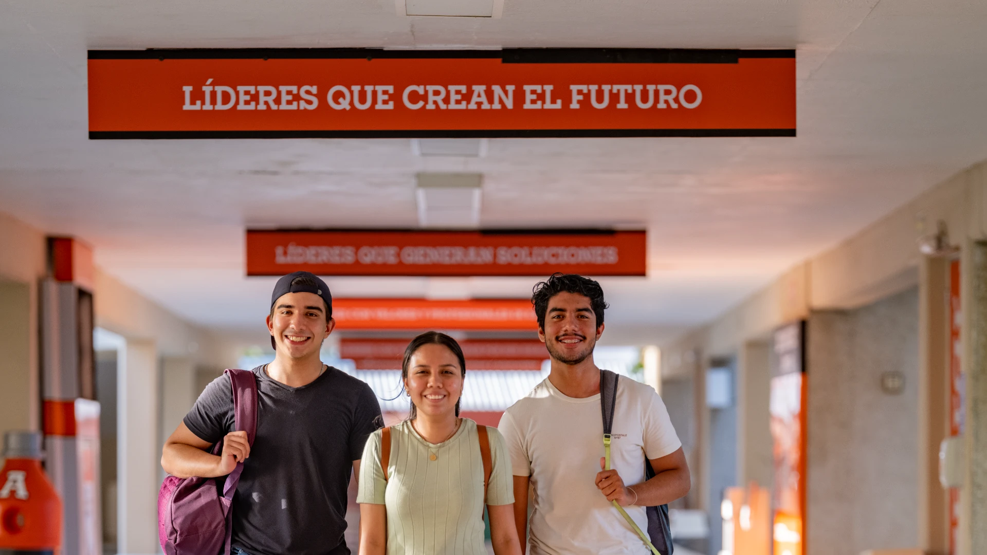 estudiantes universitarios anahuac caminando en campus
