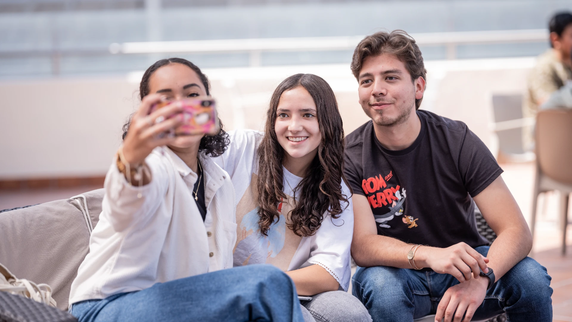 Estudiantes de universidad anahuac ejerciendo relaciones publicas en redes sociales