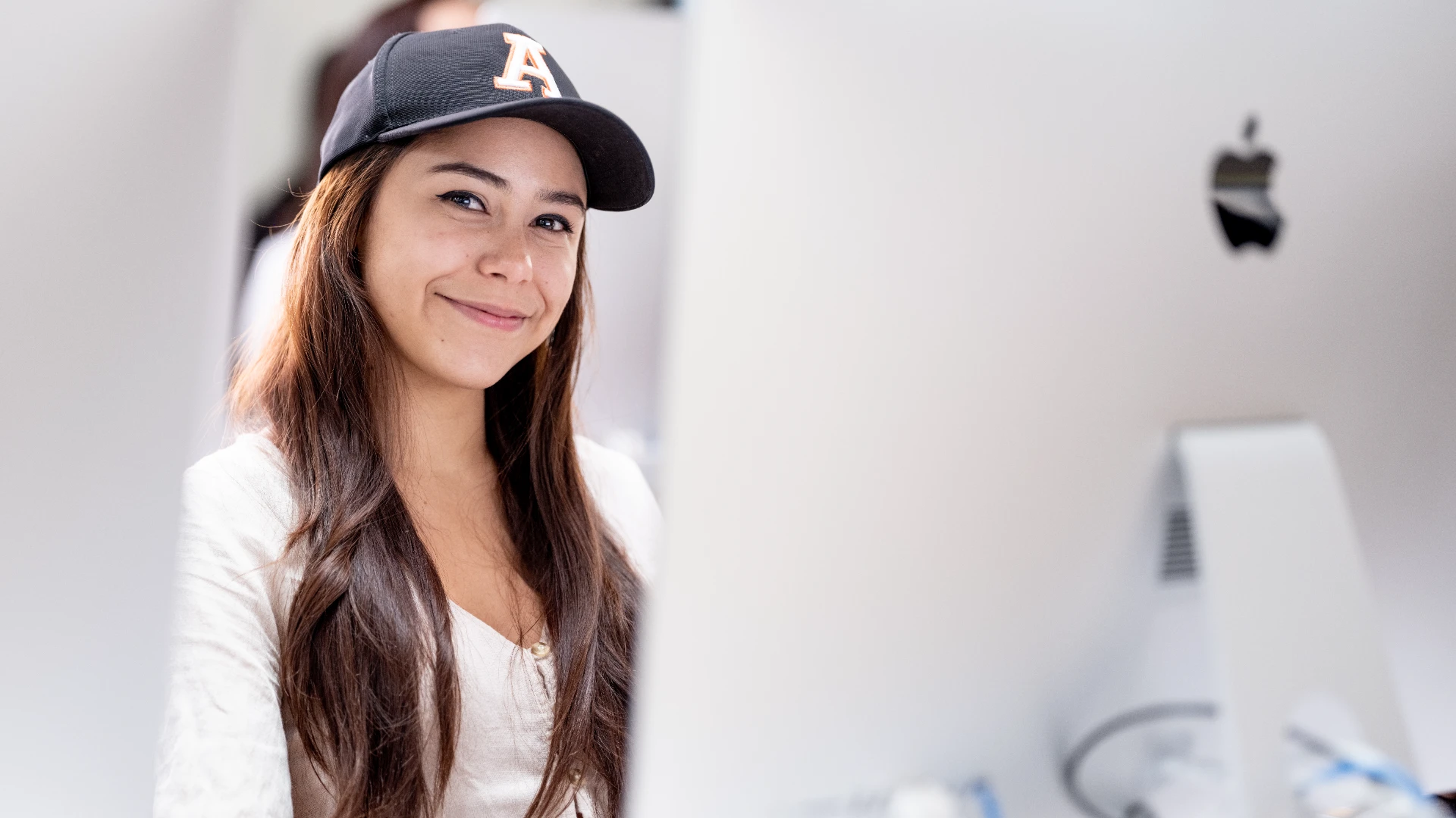 Estudiante diseño gráfico sonriendo en estudio de computo