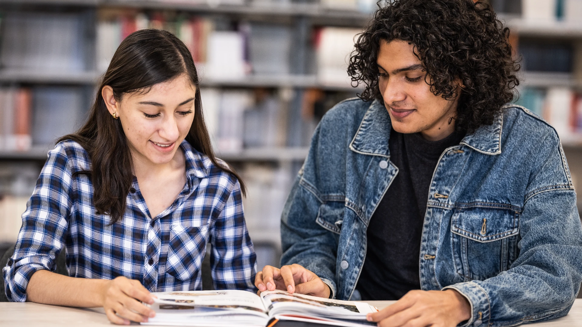 Estudiantes anahuac leyendo en biblioteca