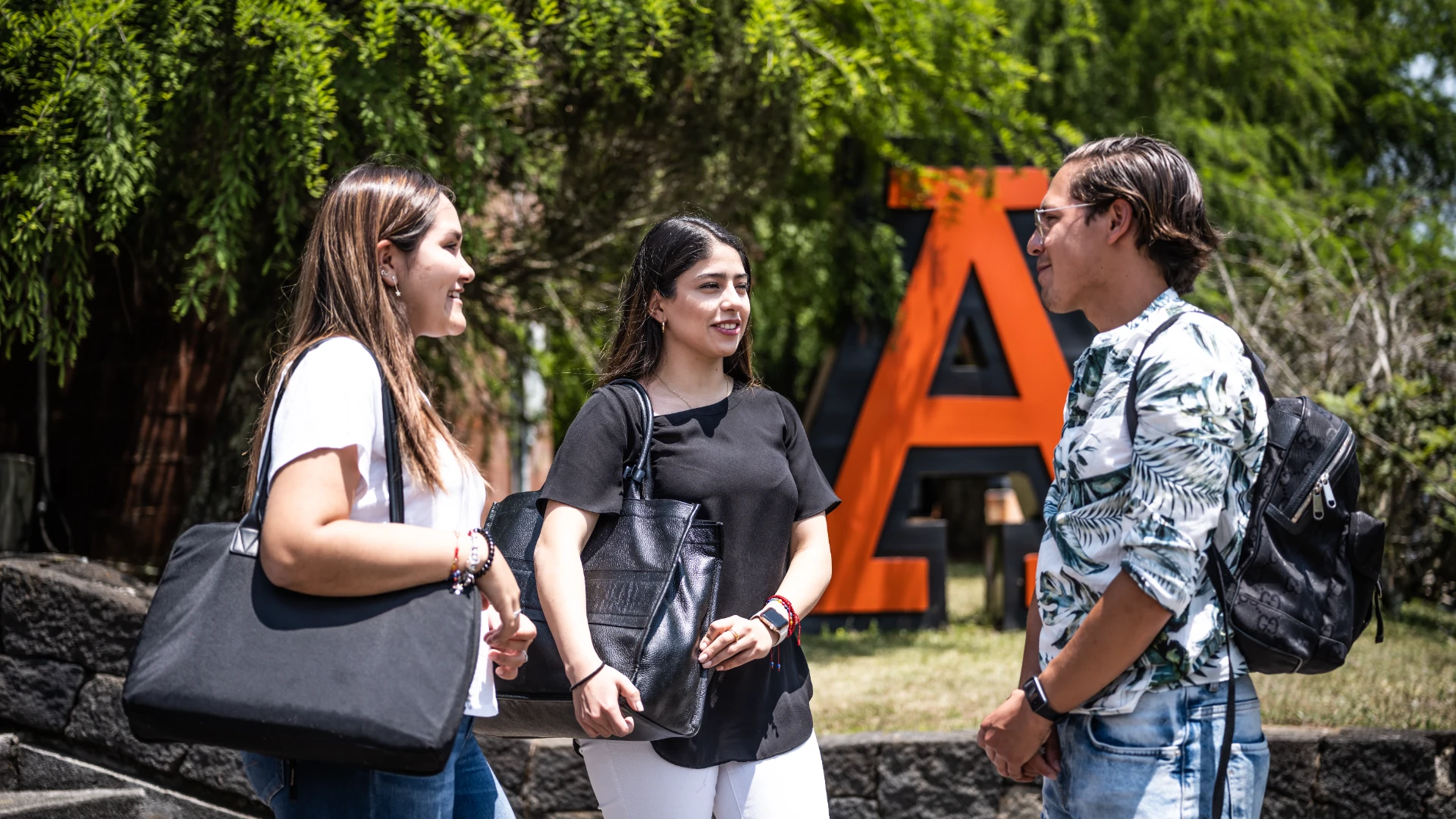estudiantes anahuac conversando en campus sindrome del impostor