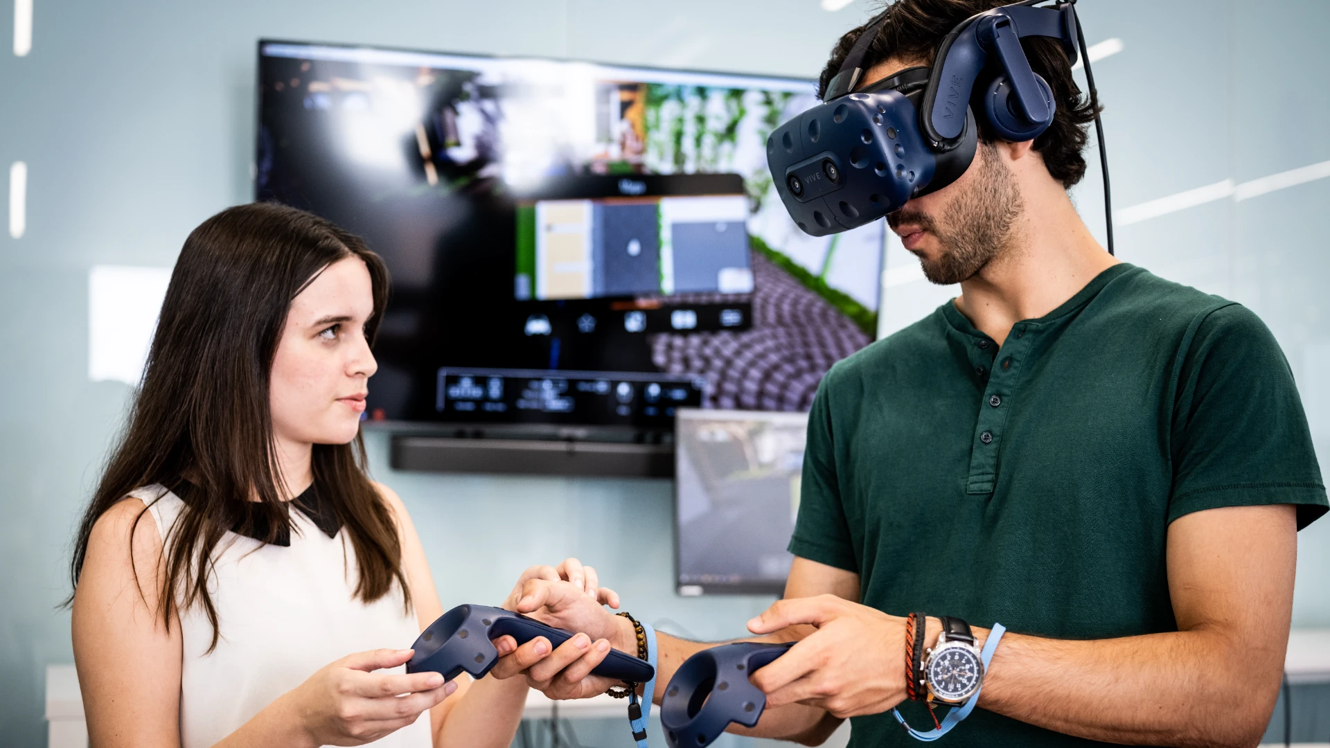 Estudiantes Anáhuac probando lentes de realidad virtual