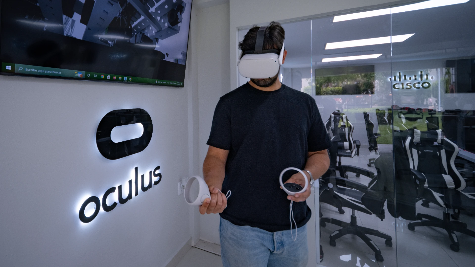 Estudiante Anáhuac utilizando lentes de realidad virtual carreras del futuro