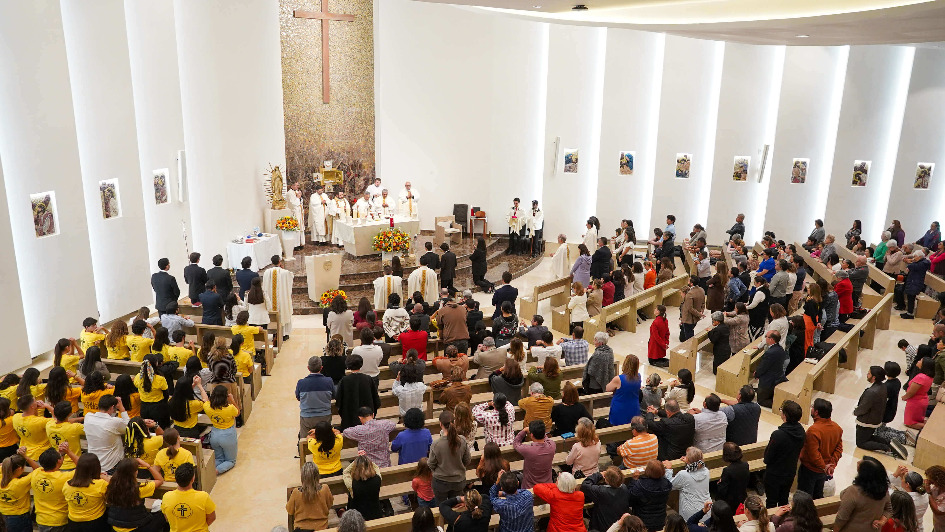 El Obispo de Querétaro Fidencio López Plaza oficia misa de bendición de la Capilla Universitaria de la Anáhuac Querétaro