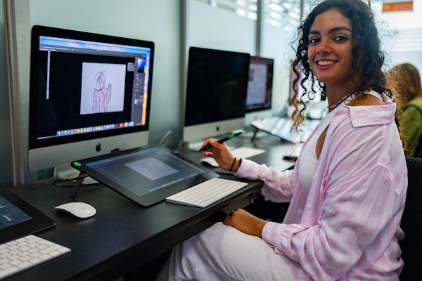 Estudiante extranjera en clase de animación por la Red de Universidades Anáhuac