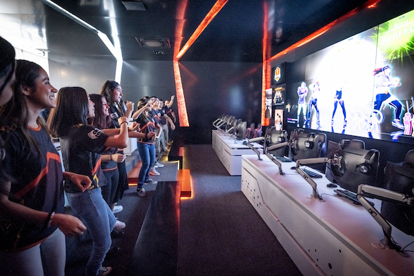alumnos de la comunidad esports anahuac bailando