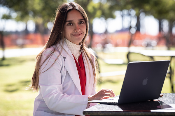alumna con laptop usando IA 