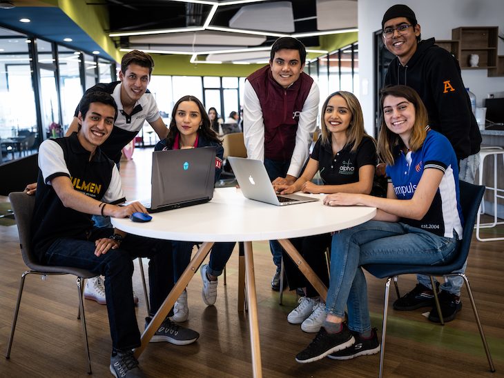 alumnos en la universidad con computadoras