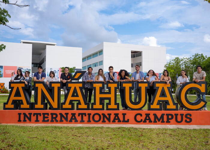 alumnos de la anahuac en letrero