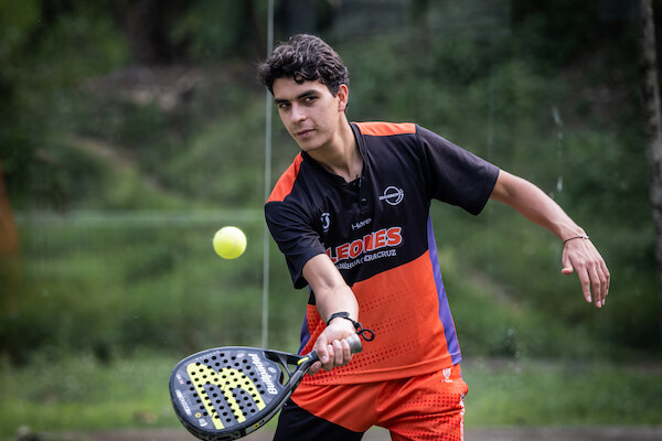 alumno de leones anahuac jugando padel